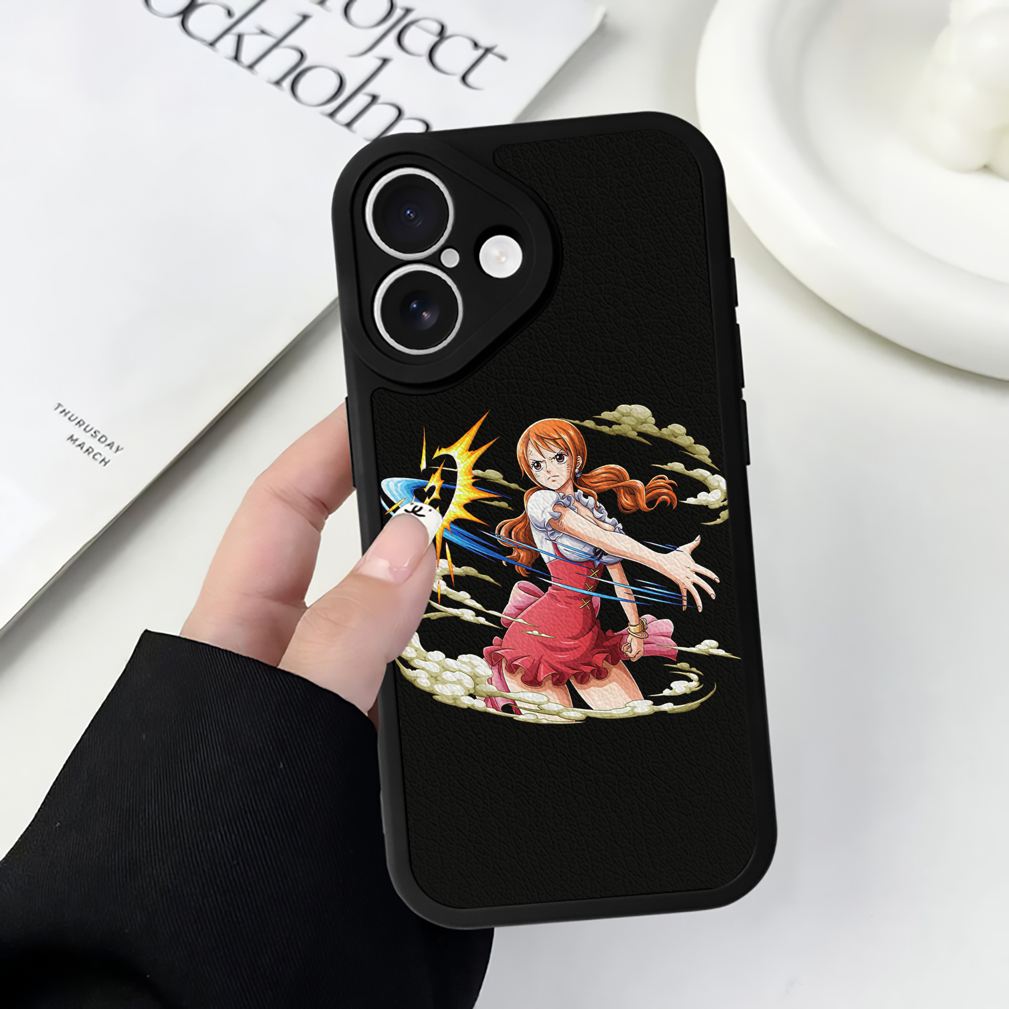 （画像用） ワンピース ナミ ONE PIECE Nami 【iPhone 16シリーズ対応】シリコンスマホケース（レザー調） 材質：シリコン